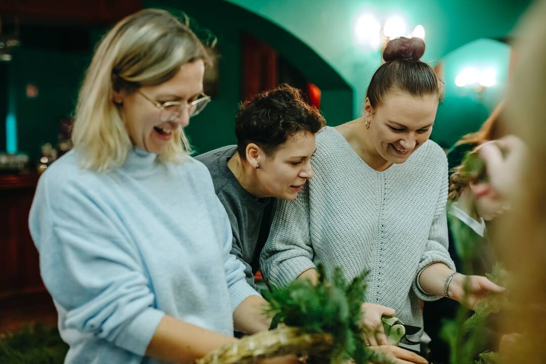 „Vikonda grupės“ įmonių darbuotojos drauge kūrė advento vainikus. 