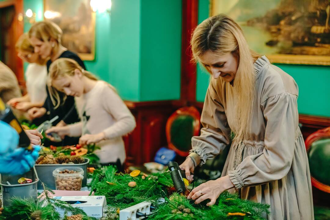 „Vikonda grupės“ įmonių darbuotojos drauge kūrė advento vainikus. 