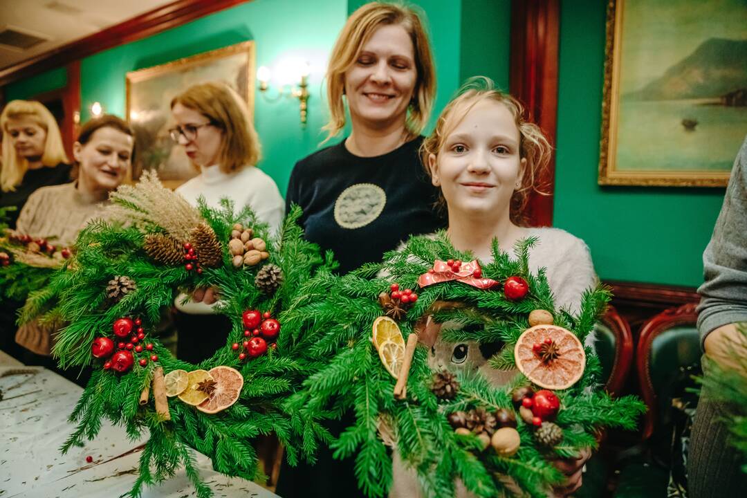 „Vikonda grupės“ įmonių darbuotojos drauge kūrė advento vainikus. 