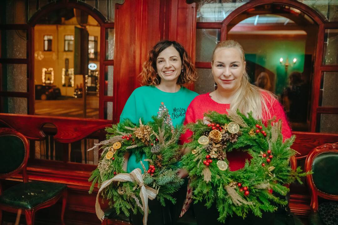 „Vikonda grupės“ įmonių darbuotojos drauge kūrė advento vainikus. 