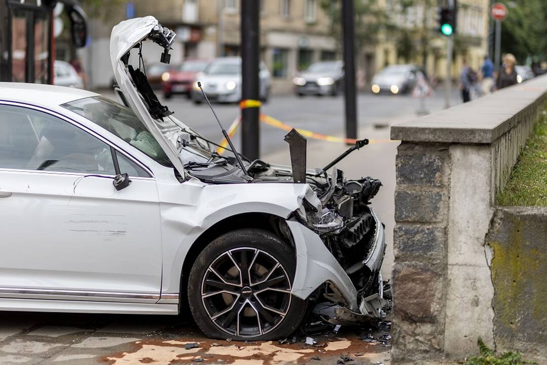 Vilniaus centre automobilis rėžėsi į Centro poliklinikos sieną