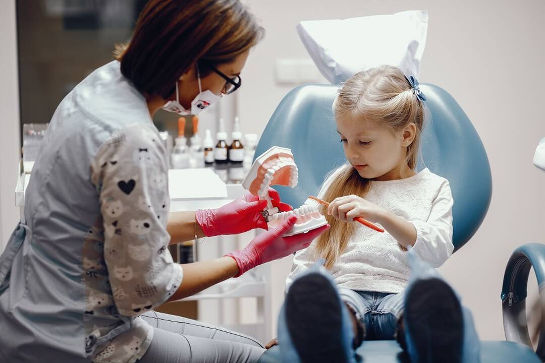 Odontologinės paslaugos vaikams: ką svarbu žinoti moksleivių tėvams?