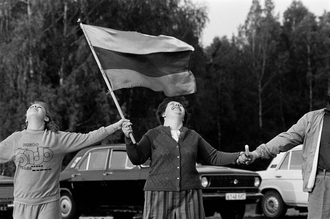 Baltijos kelyje apie 2 mln. lietuvių, latvių ir estų susikibo rankomis sudarydami gyvą daugiau kaip 650 km ilgio žmonių grandinę. 