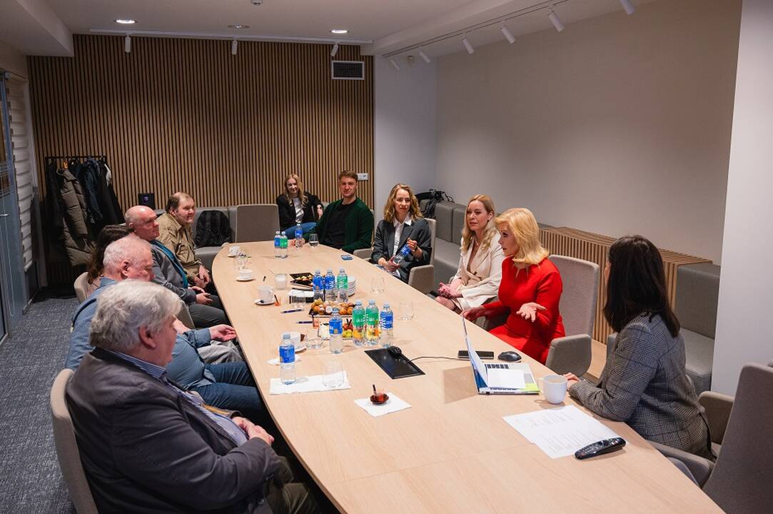 Pirmieji loterijų tiražai: „Olifėjos“ generalinis direktorius Donatas Kazlauskas ir loterijos vedėja Laima Kybartienė.