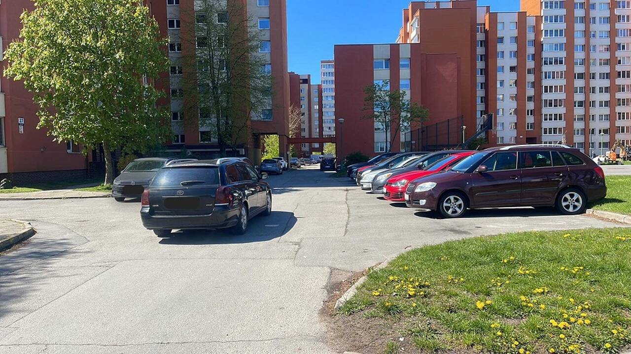 Ratuoti klaipėdiečiai daugiabučių kiemuose pažeidinėja taisykles