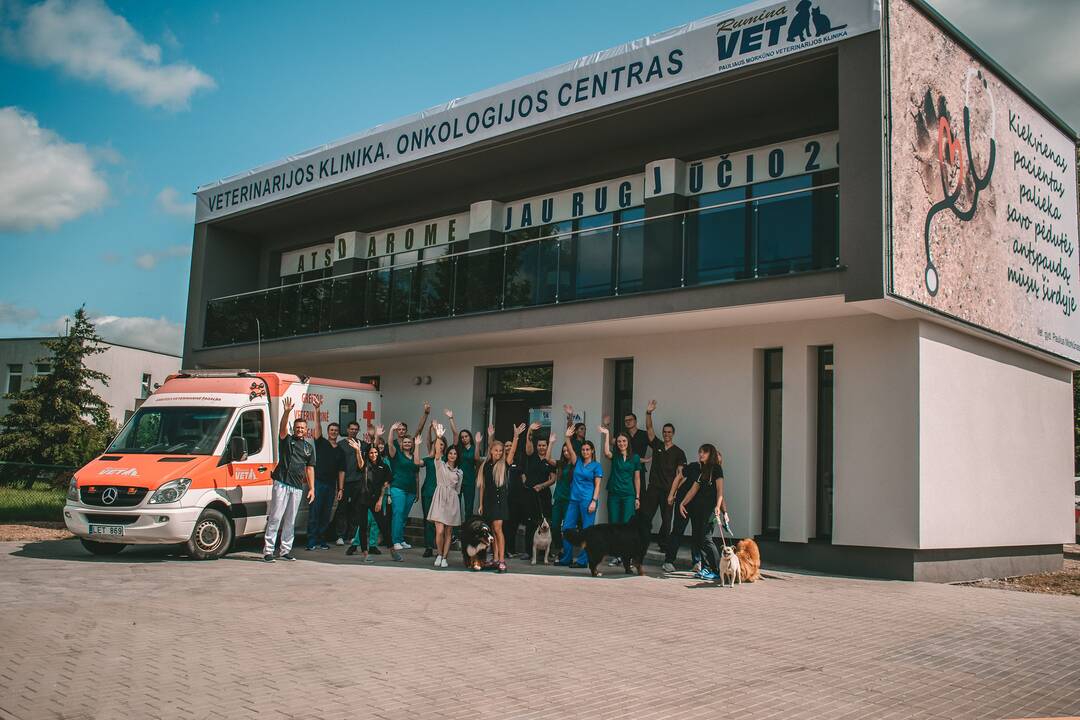 Jonas ir Simona Nainiai su savo keturkojais augintiniais.