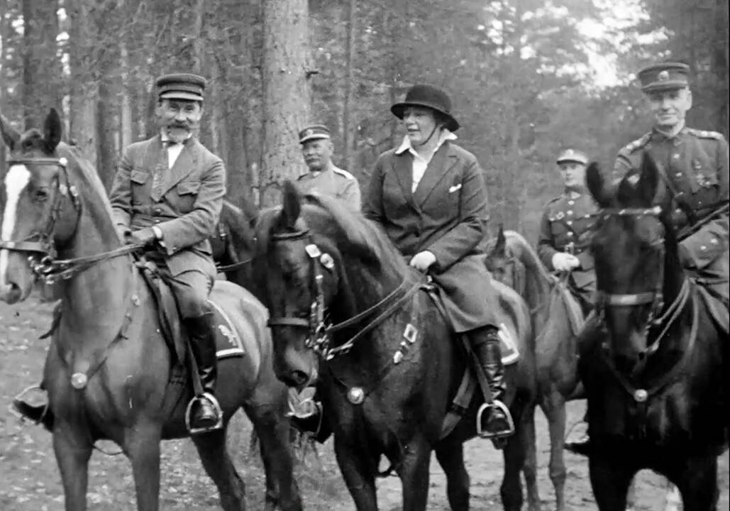 Aktyvu: vandens sportui nusiteikę poilsiautojai iš Kauno įsiamžina prieš baidarių žygį. Lietuva, XX a. 4 deš.  