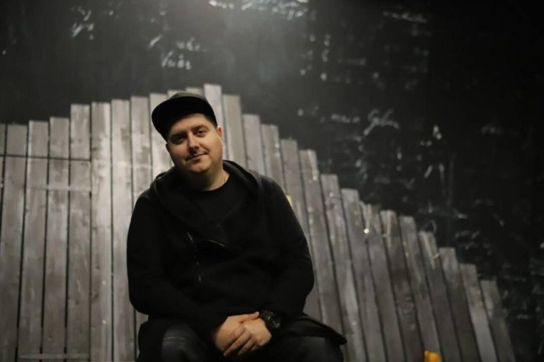 Posūkis: spektaklio kūrėjai jį vadina dialogu apie A.Šlepiko knygoje paliečiamą temą – siužeto linija išlieka, bet ji tampa didesnės istorijos apie svarbius dalykus dalimi.
