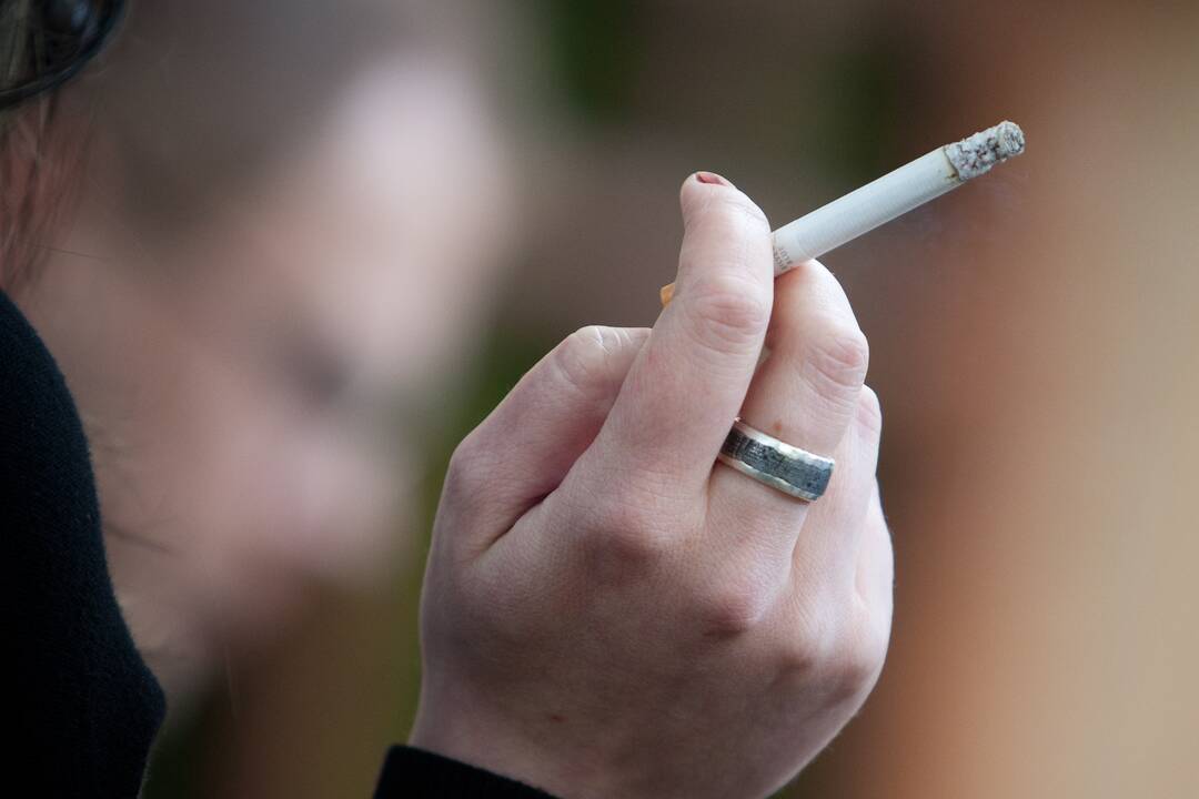 Valdžia vėl kirs per pinigines: trejus metus iš eilės ruošiasi branginti cigaretes ir alkoholį