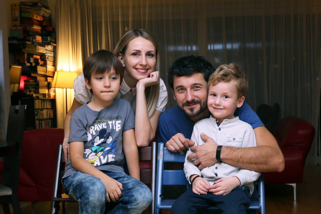 Muzikalu: aktorės Martos ir profesionalaus gitaristo Sauliaus šeimoje nuolat skamba muzika. Užtat ir vaikai – Teodoras su Bernardu – ja degte dega...