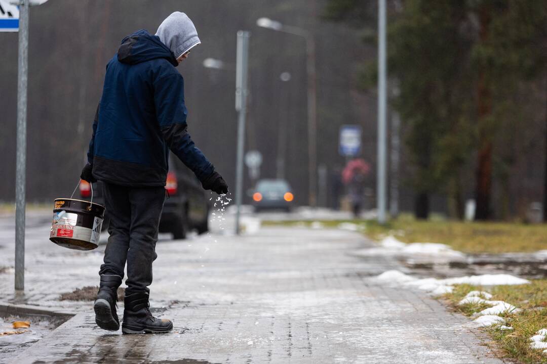Kelininkai įspėja: naktį eismo sąlygas sunkins plikledis
