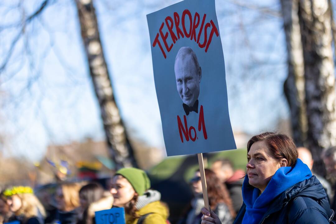 Vilniečiai susirinko „apgulti“ Rusijos ambasados