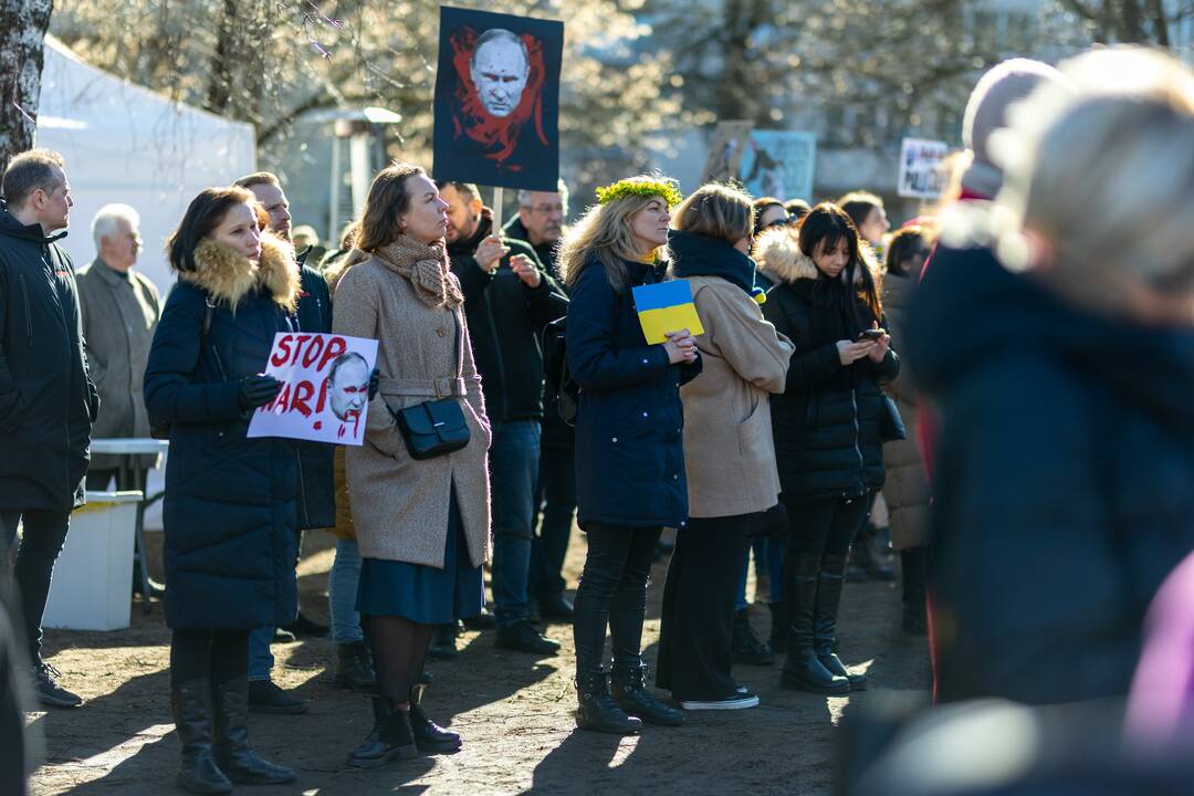 Vilniečiai susirinko „apgulti“ Rusijos ambasados