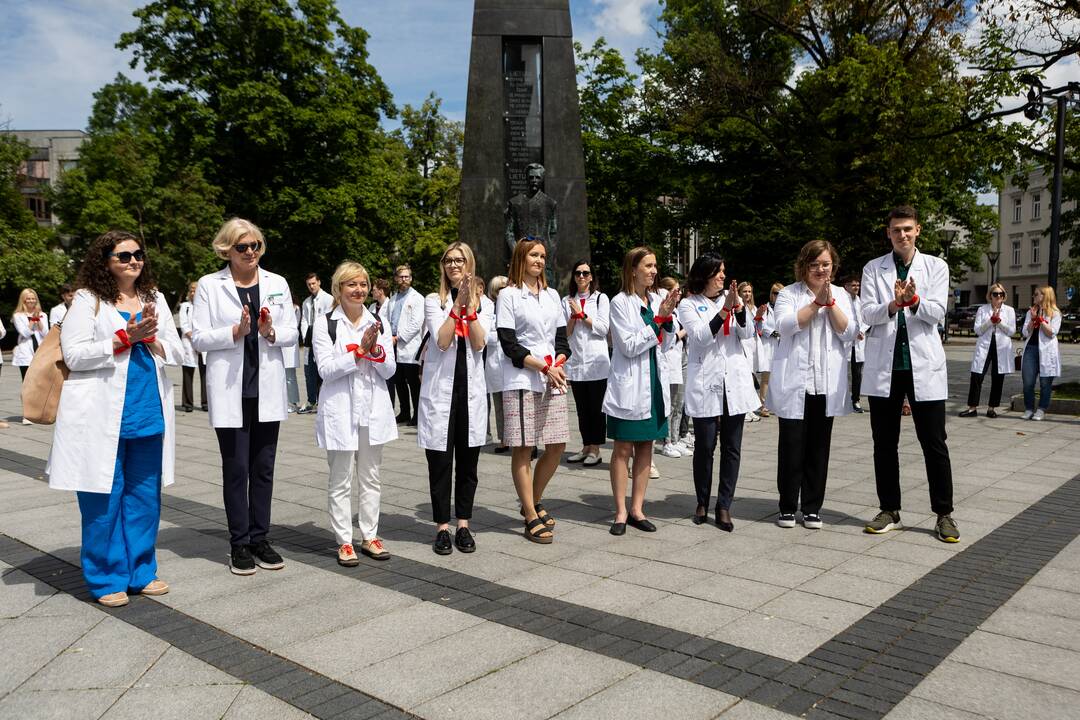 Šeimos gydytojų solidarumo akcija „Balti herojai surištomis rankomis“