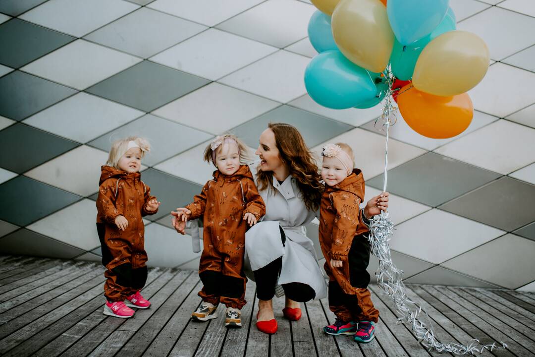 Pilnatvė: Vaida ir Edmundas laimingi matydami, kaip auga jų trynukės – Kaja, Unė ir Estela.