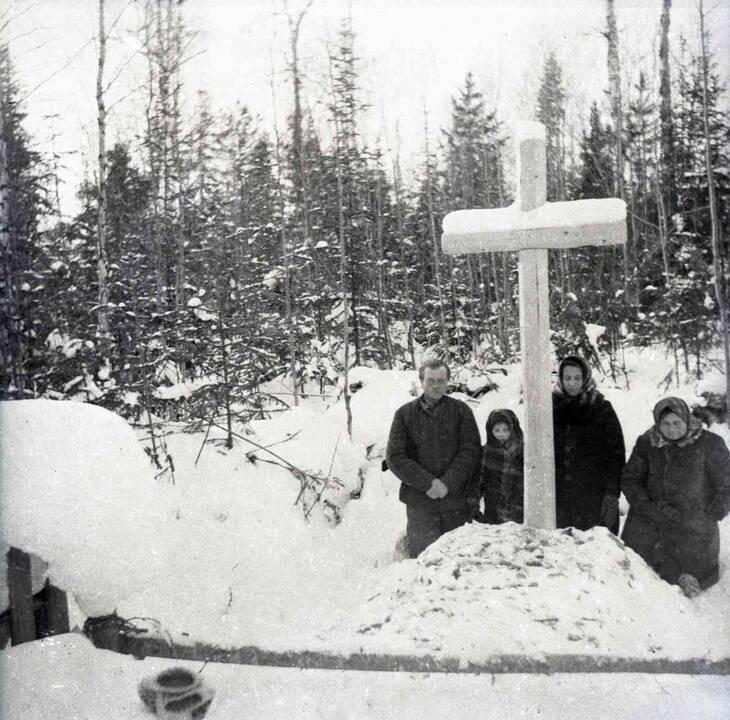 Liudijimas: slapta fotografuotas 1951 m. spalio mėn. vykdyto trėmimo momentas.  Jį nufotografavęs pogrindinės organizacijos narys Kazys Kavoliūnas 1952 m. suimtas ir nuteistas 25 m. lagerio.