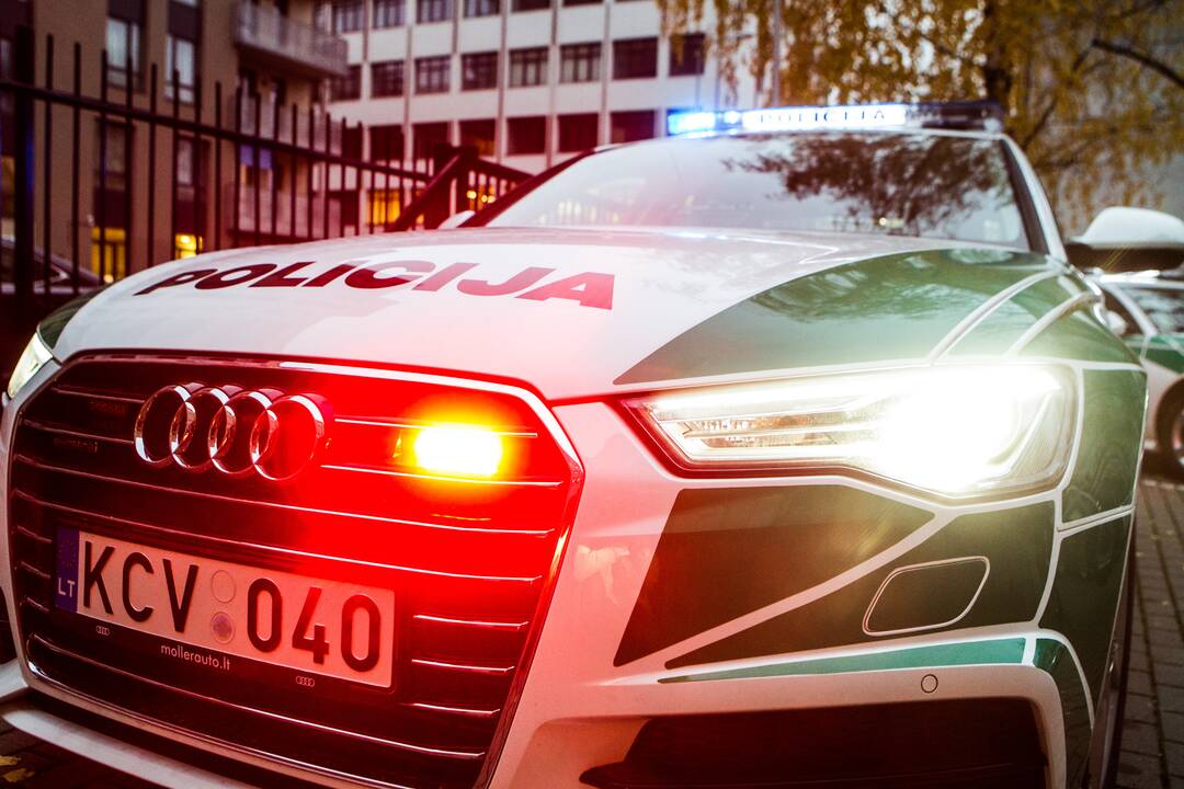 Išdaužusi policijos automobilio lango stiklą, nuteistoji bandė sprukti