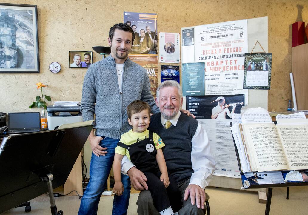 Muzikalu: aktorės Martos ir profesionalaus gitaristo Sauliaus šeimoje nuolat skamba muzika. Užtat ir vaikai – Teodoras su Bernardu – ja degte dega...