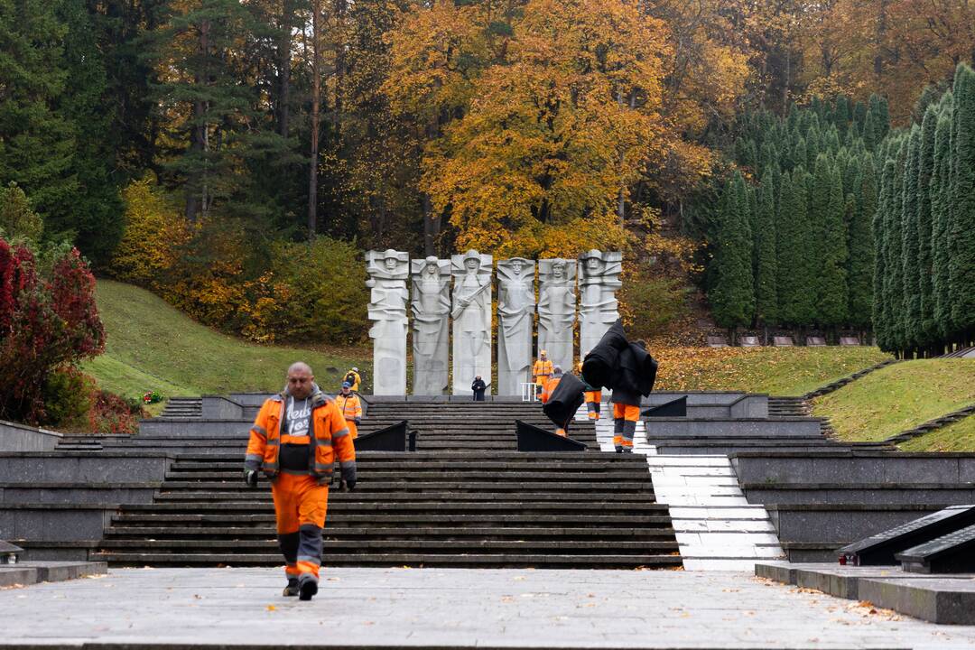 Antakalnio kapinėse uždengiami paminklai sovietų kariams