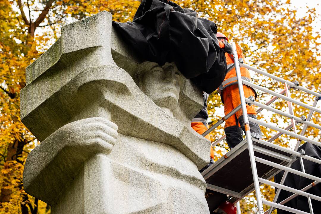 Antakalnio kapinėse uždengiami paminklai sovietų kariams