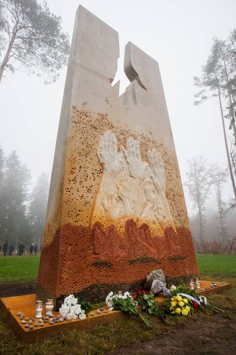 Įamžinimas: šalia senųjų kapinių pastatytas memorialas, skirtas čia 1941 m. nužudytiems žydų tautybės žmonėms atminti.