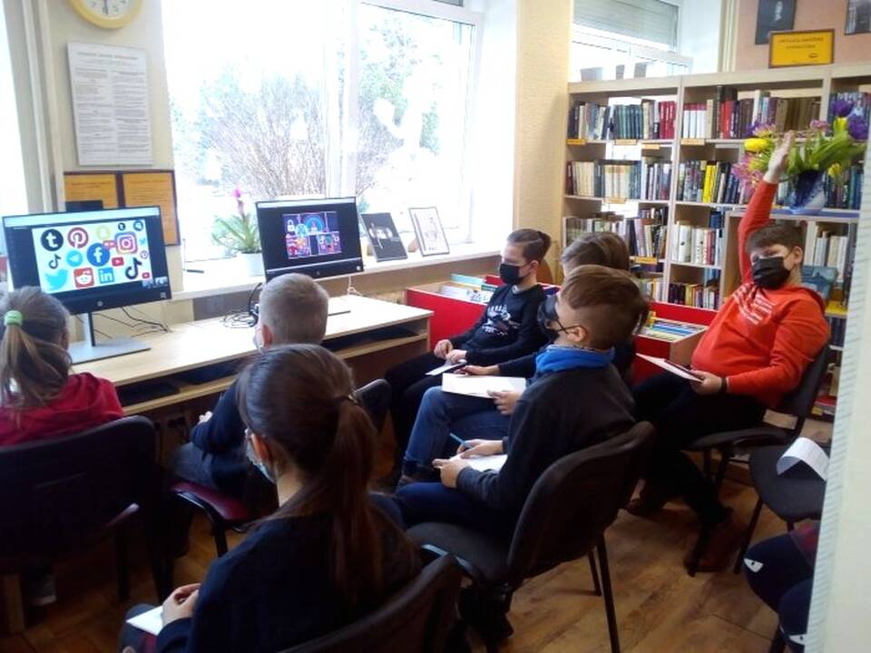 Diskusija: integruotos pamokos metu kalbėta kaip saugiai elgtis internete žaidžiant ir bendraujant, kaip apsaugoti save ir kitus nuo nemalonių, pavojingų situacijų.
