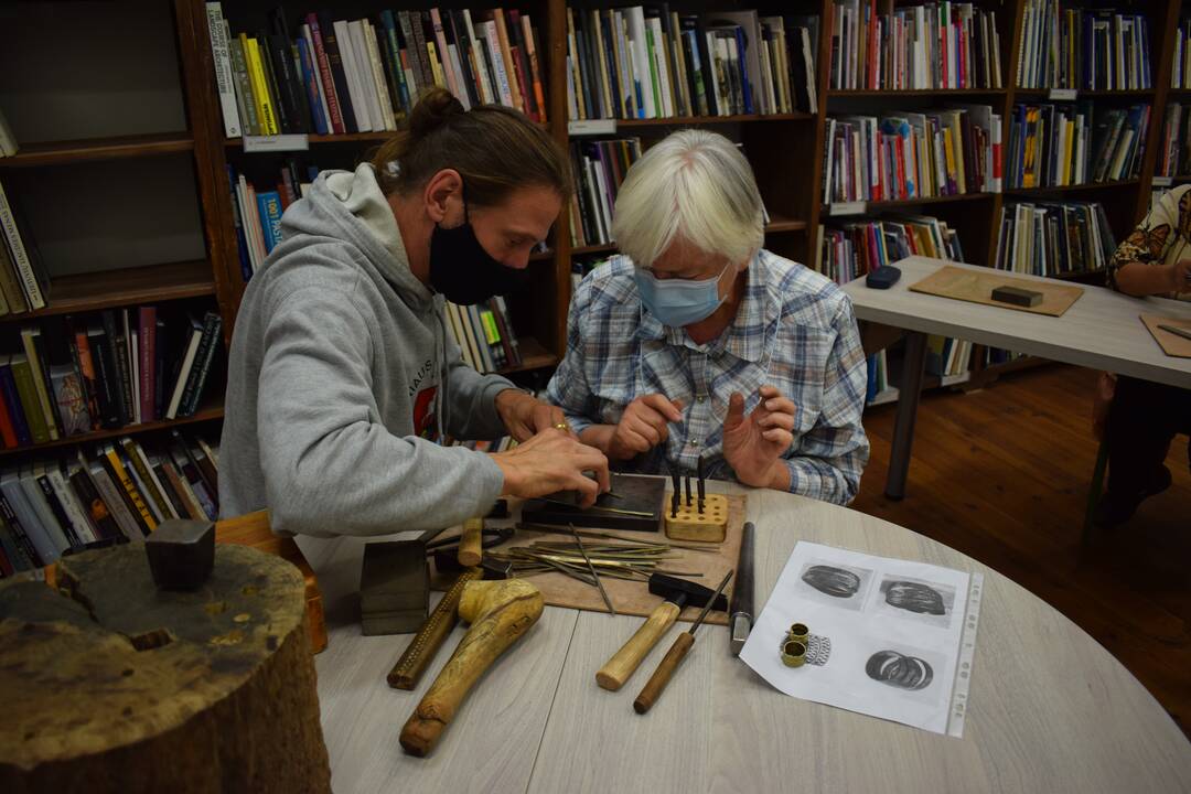 Prasminga: suburti bibliotekos smalsūs kauniečiai ir kaunietės mokėsi tradicinio meno paslapčių – lipdyti iš molio, pinti iš šieno, kurti sodus.