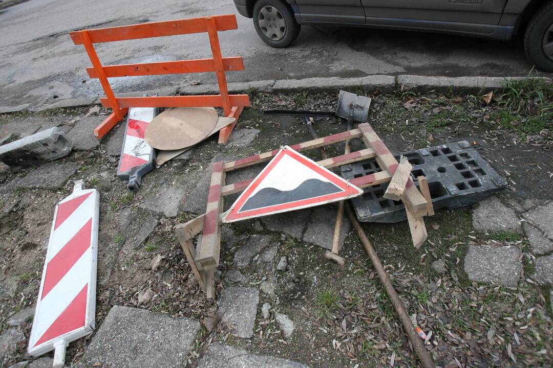 Apie kelius jau laidomi juokeliai: vietoj naujo asfalto – apie duobes įspėjantys kelio ženklai