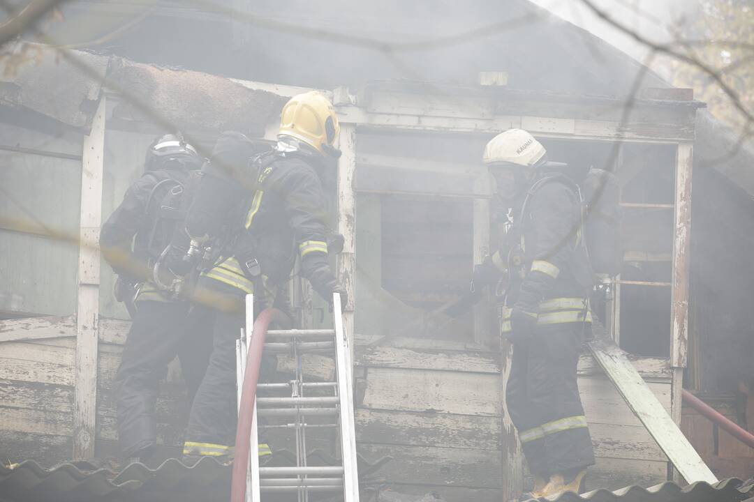 Kėdainių rajone ugniagesiams kilo iššūkių: stiprus vėjas trukdė gesinti liepsnojantį namą