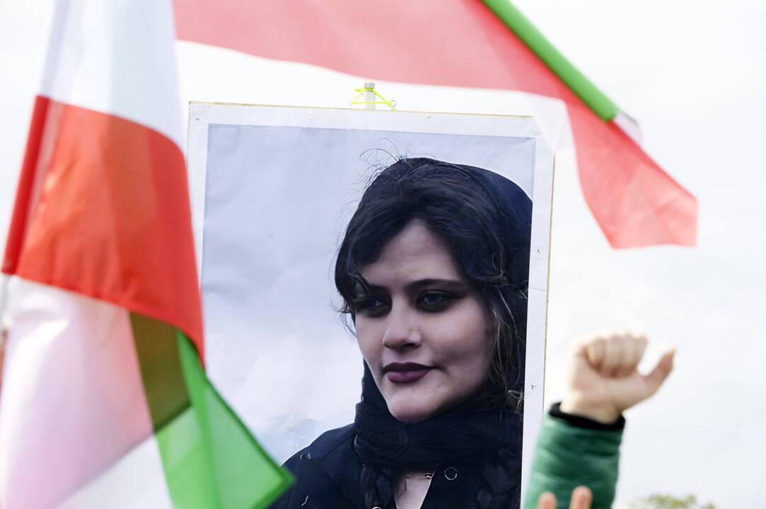 Talibanas šūviais vaikė Irano protestus palaikančias moteris
