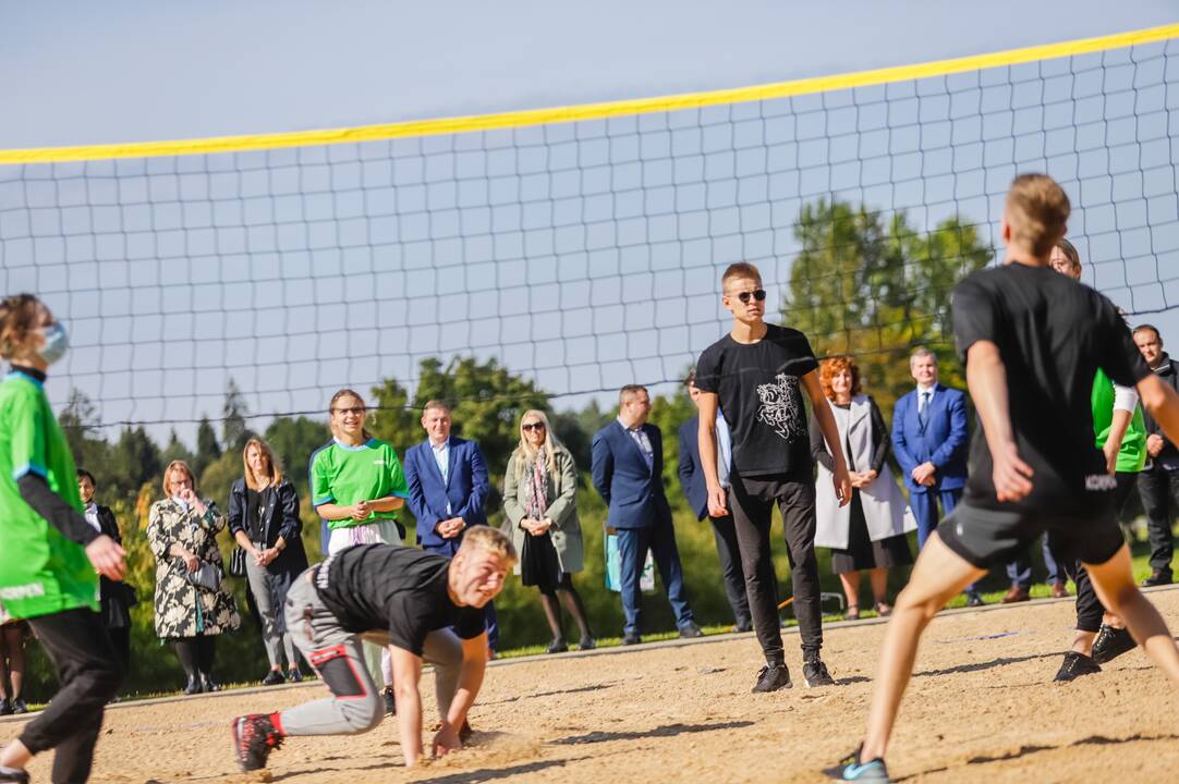 Nuotaika: atnaujinto Raudondvario gimnazijos sporto aikštyno atidarymas – šventė gimnazijos ir vietos bendruomenėms bei Kauno rajono savivaldybei.