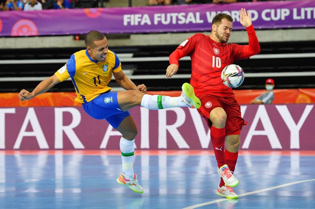 Ambicijos: Čekijos salės futbolininkai (raudonos spalvos apranga), 0:4 pralaimėję brazilams, tikisi aštuntfinalyje sukurti staigmeną.