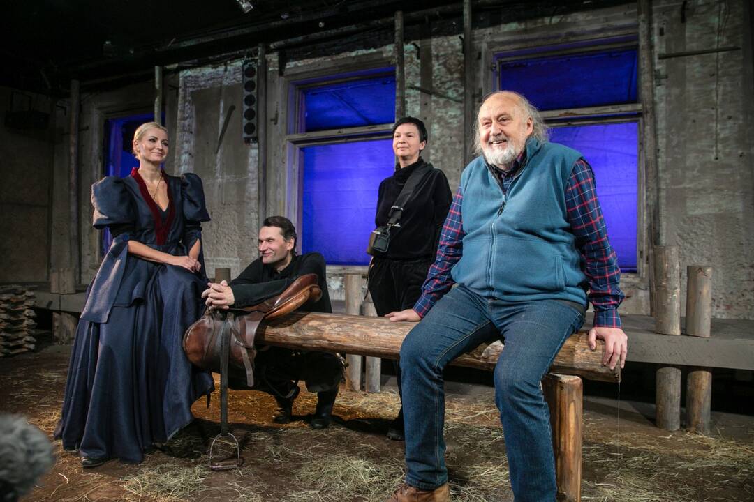 Tęstinumas: „Teatras yra maratonas, jį bėgdamas lazdelę perduoti kitam“, – savo mokytojų žodžius primena G.Padegimas. Nuotraukoje jis šalia J. Vaičkaus ir P. Kubertavičiaus atvaizdų.