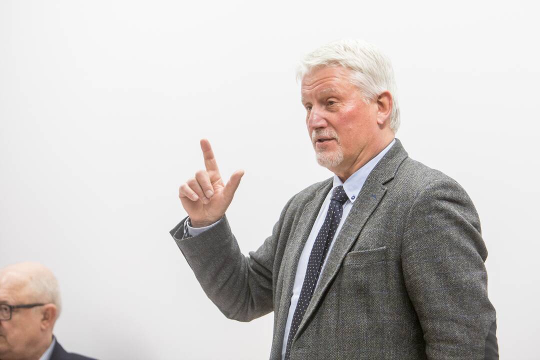 Charakteringa: „Ši nuo­trau­ka la­biau­siai at­spin­di ma­no tė­tį. Ne vien dėl ypa­tin­gos šyp­se­nos. Tė­tis čia vil­ki lie­me­ne, ku­ri jam bu­vo žur­na­lis­ti­nio dar­bo ta­lis­ma­nas“, – sa­kė A.E.Sen­no duk­ra Ann.