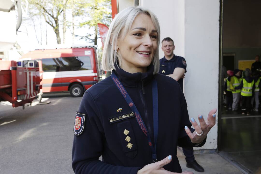 Pėdsakai: antradienį ryte buvo akivaizdu, kad degę automobiliai stovėjo ant šaligatvio.