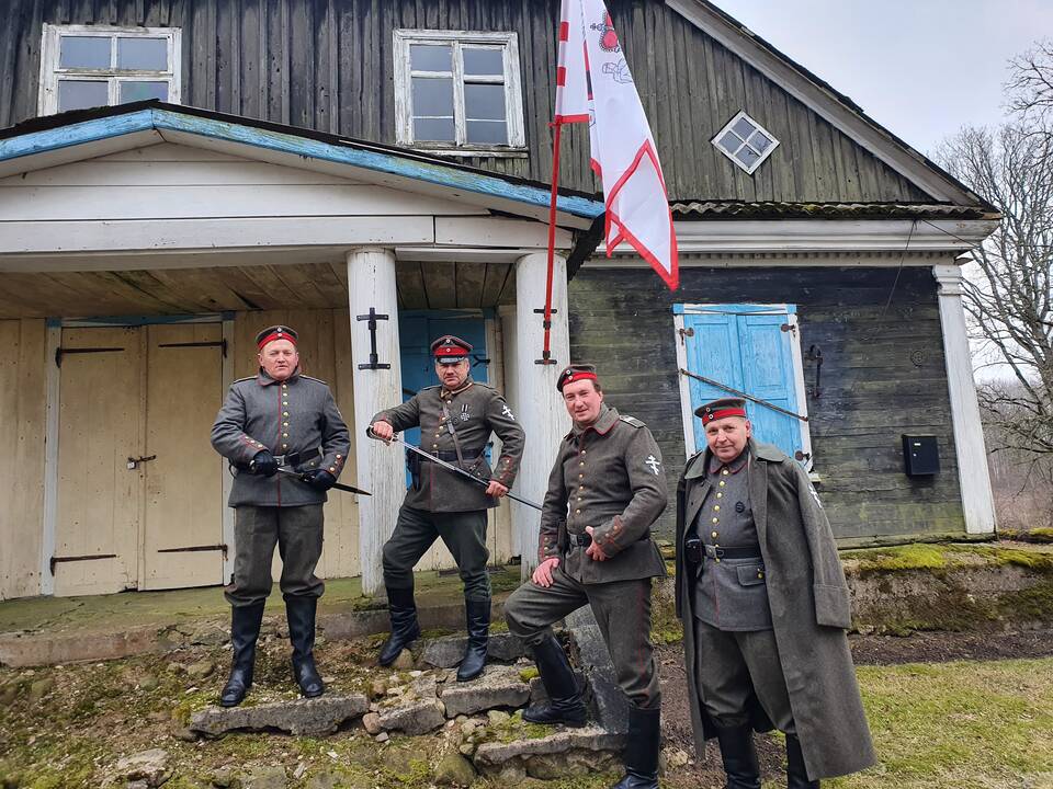 Jausmai: atkurdami nepriklausomybės kovų Lietuvos kariuomenės uniformą vyrai žadina patriotinius jausmus.