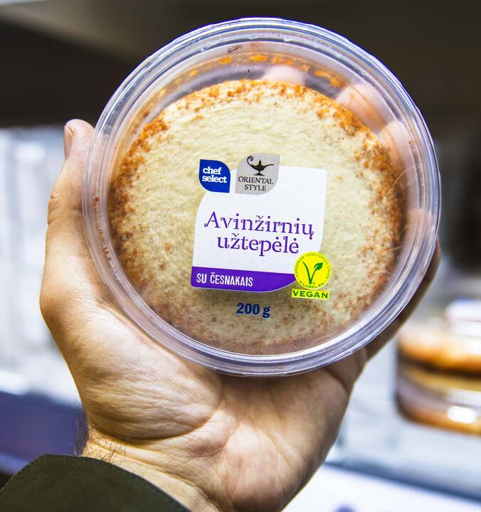 Pokyčiai: organizacijos „Gyvi gali“ vadovė džiaugėsi, kad „Lidl“ nuolat papildo asortimentą naujais augalinio maisto produktais.