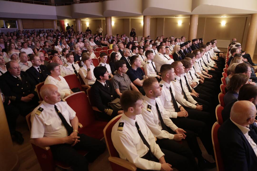 Įvykis: vakar per pusė šimto diplomų įteikta Lietuvos aukštosios jūreivystės mokyklos absolventams, tarp jų – dviem studentams iš Chersono (Ukraina).