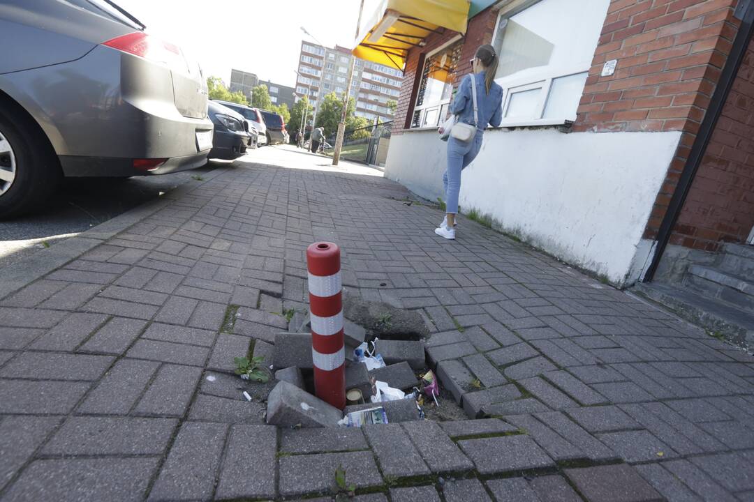 Pavojai: šalia prekybos centro "Žardė" šaligatvyje atsiradusi duobė žiojėja jau ilgą laiką.