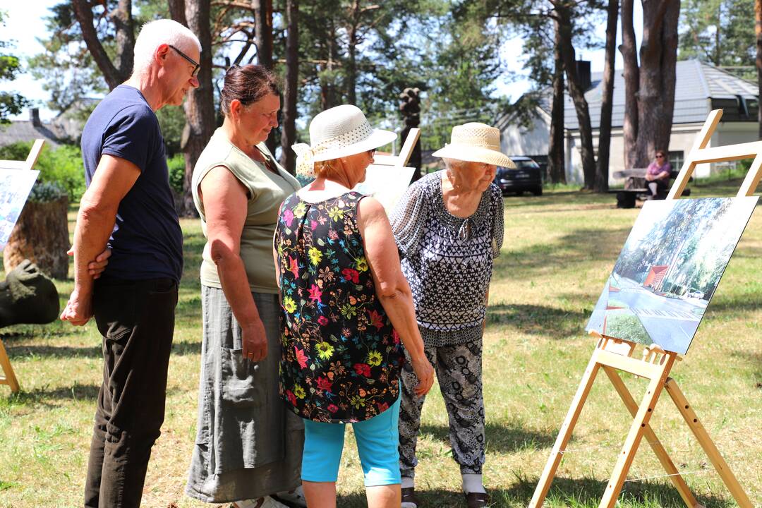 Susidomėjimas: miestelio gyventojai nepabūgo net karščio ir atėjo kartu pasidžiaugti darbų pradžia.