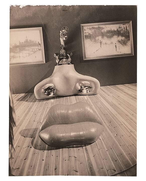 Autoportretas persirengimo kambaryje, 1975 m., iš serijos „A chupar del bote“, Ximo Berenguer, iš parodos „Joan Fontcuberta: Istorijos krizė“