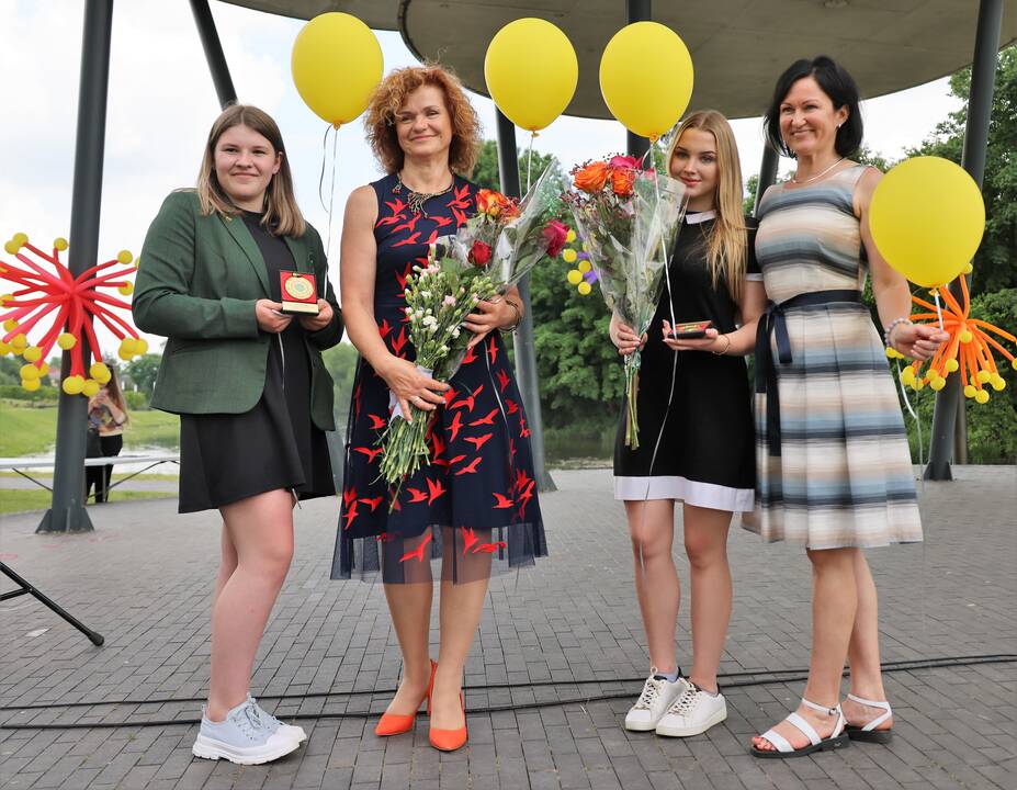 Nuotaika: Kulautuvos pagrindinė mokyklos direktorė Jolita Velžienė (dešinėje) ir mokytoja Daiva Sasnauskienė džiaugiasi ugdytinių pasiekimais.