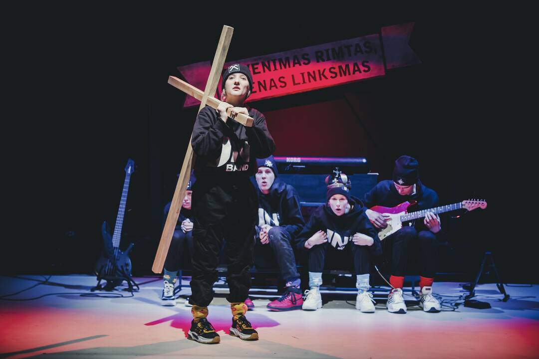 Sprendimas: J.Naujalio asmenybės įkvėptas spektaklis – muzikinė istorija, jungianti fikciją ir realius biografijos faktus.