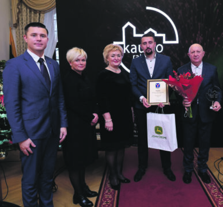 Eglutė: pagrindinė Kauno rajono bendruomenės Kalėdų eglutė įžiebta Raudondvario dvare. Čia veikia ledo skulptūrų ekspozicija, čiuožykla, kviečia ekskursijos.
