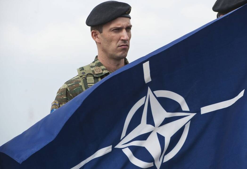 Neatmeta: NATO galėtų siųsti karių į Ukrainą