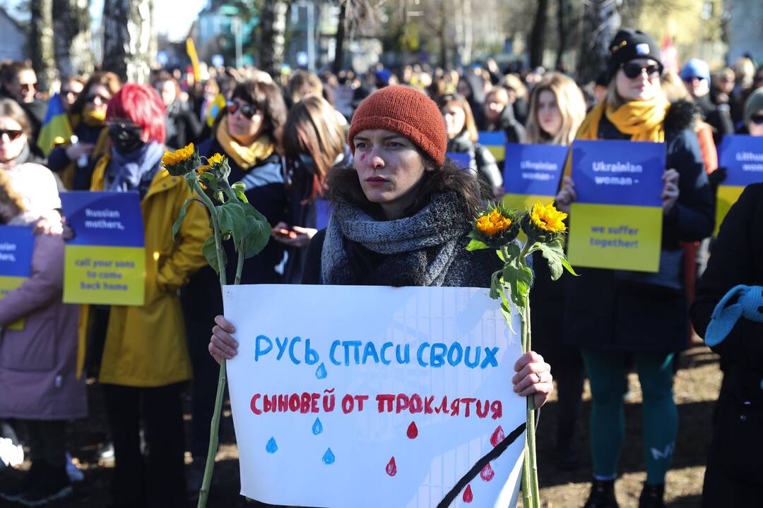 Moterų protesto akcija prieš Rusijos agresiją Ukrainoje