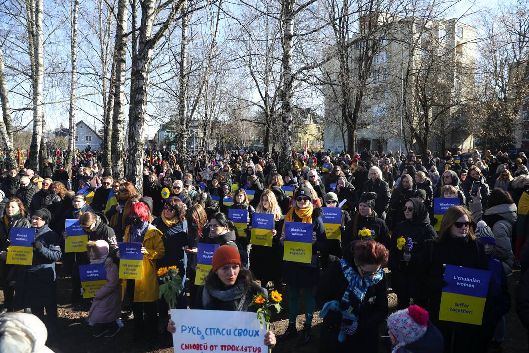 Moterų protesto akcija prieš Rusijos agresiją Ukrainoje