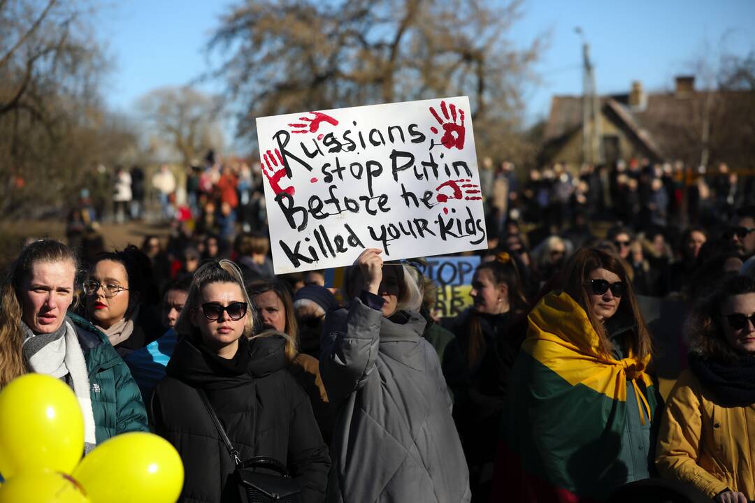 Moterų protesto akcija prieš Rusijos agresiją Ukrainoje