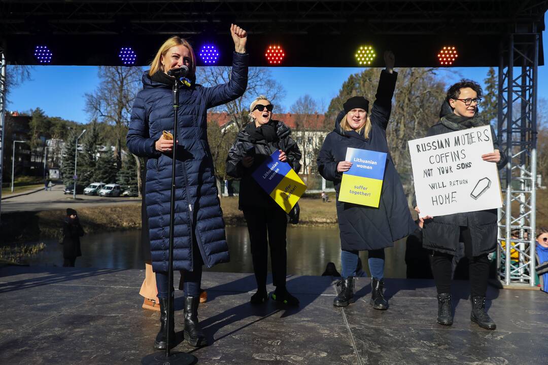 Moterų protesto akcija prieš Rusijos agresiją Ukrainoje