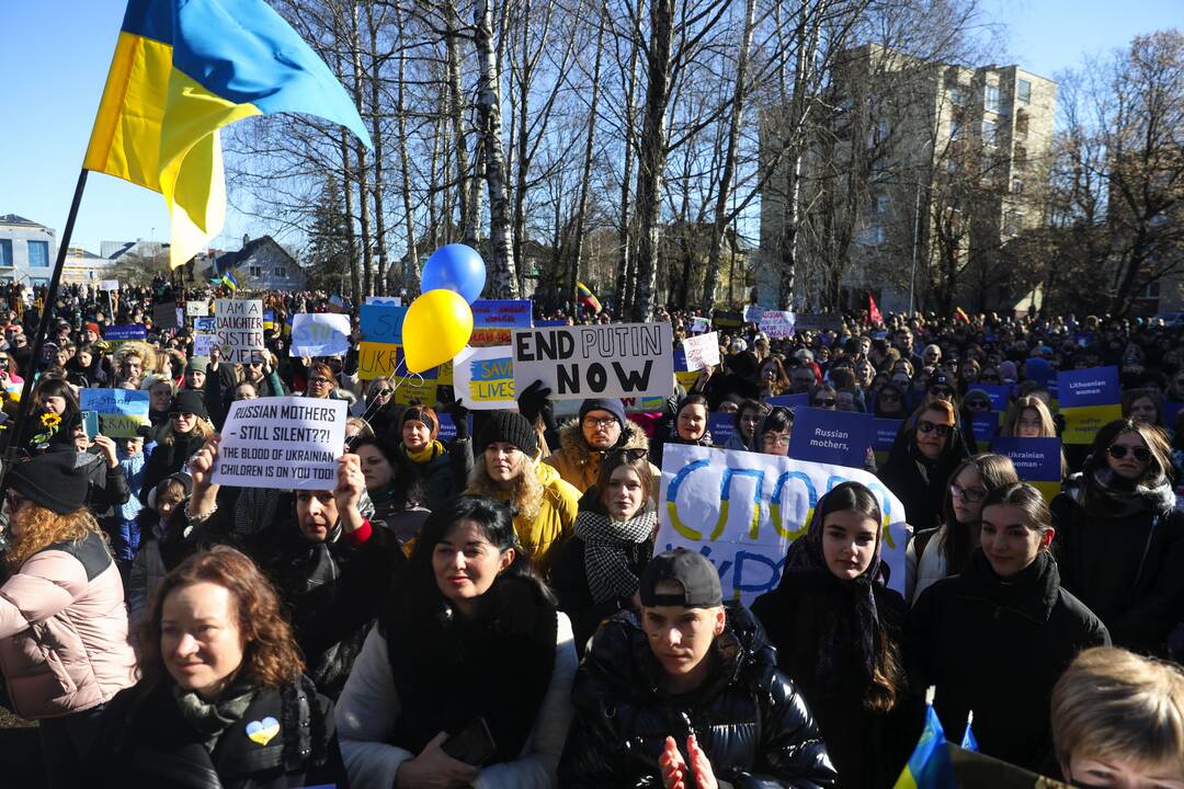Moterų protesto akcija prieš Rusijos agresiją Ukrainoje